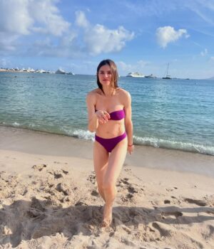 Irene Azuela Instagram - Y me fui a meter al mar, para deshacerme de unos pensamientos que no quería. Y salí limpia, rechinando de limpia. Y me vi en una foto y me acordé de otra foto de cuando era niña. Me sentí de la misma edad, con la misma cara. En un cuerpo, somos tanto con el tiempo…