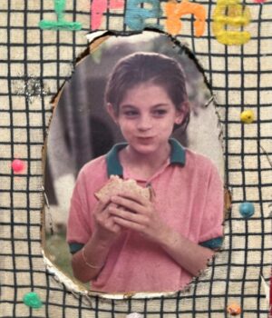 Irene Azuela Instagram - Y me fui a meter al mar, para deshacerme de unos pensamientos que no quería. Y salí limpia, rechinando de limpia. Y me vi en una foto y me acordé de otra foto de cuando era niña. Me sentí de la misma edad, con la misma cara. En un cuerpo, somos tanto con el tiempo…