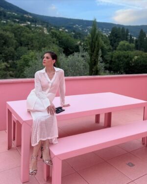 Irene Azuela Instagram - La cantidad de aromas que pueden salir de una rosa es infinita… cuanta belleza @lancomeofficial #absoluelancome (y la magia del make up @ltorresbeauty )