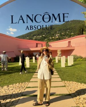 Irene Azuela Instagram - La cantidad de aromas que pueden salir de una rosa es infinita… cuanta belleza @lancomeofficial #absoluelancome (y la magia del make up @ltorresbeauty )