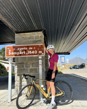 Irene Junquera Instagram - El resumen de unos días increíbles. 
1. La ruta hasta el Lac de Montagnon
2. Ascenso al Col de Somport
3. Broto 
4. Sí, tiene forma de 🤍 (Lac de Montagnon)
5. Enamorada
6. Dormir en una estación, la magia del @hotelcanfrancestacion 
7. Los guías 
8. Vagones originales y ahora espectaculares restaurantes dentro del hotel
9. El túnel de Somport, que unía Francia y España 
10. Mis vistas desde la cama