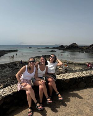 Irene Montero Instagram - Fuerteventura nos ha acogido estos días con sus playas y paisajes increíbles. Gracias 🥰

La isla del viento, isla de destierro para Durruti y Unamuno, y también usada como isla prisión durante el franquismo para presos políticos y personas trans y LGTBI perseguidas y condenadas a trabajos forzados en el campo de concentración de Tefía. “No había muros, no les hacía falta porque es un desierto y cualquiera se escapaba de allí” decía Antoni Ruiz, superviviente. Les forzaban a picar piedra y comían pan y agua. 

Unamuno decía que era una isla “hoy pobre, muy pobre, que puede enriquecerse si logra alumbrar agua; pero rica, riquísima en la nobleza de sus habitantes, los majoreros -que así se llaman- y en la maravilla de su clima”

Buenaventura Durruti pasó en Fuerteventura cuatro meses y medio de destierro en 1933 junto a Domingo Ascaso y el minero anarquista Manuel Prieto. Los majoreros que le conocieron, como Ramón Castañeyra, que también había sido anfitrión de Unamuno, decían que era un hombre que ayudaba a quien lo necesitara. Daba clases a los niños y personas mayores que quisieran aprender y se reunía con marineros y obreros para hablarles del sindicato y la importancia de organizarse. A su hermana Rosa le dijo por carta que había conocido a personas que le invitaban a su casa y le prestaban libros y que hasta que les conocieron, la gente de la isla estaba asustada porque les habían dicho que se comían niños crudos. La prensa, por ejemplo El País de entonces, decía de ellos que eran “hombresfiera, pistoleros […] una legión de forajidos, de indeseables, que España arroja de su seno por ser imposible su convivencia con el pueblo serio y honrado”. También le decía que cuando volviese a la península pediría explicaciones a los socialistas que habían votado a favor de su deportación.

Pues hemos estado juntas, felices, disfrutando de nuestra amistad, aprendiendo cosas nuevas y haciendo cosas bonitas. Ahora también juntas llegamos a septiembre para coger la ola completa, con todo lo que venga ❤️‍🔥💜
