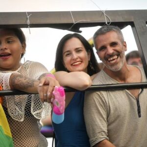 Irene Montero Instagram - Orgullo 2024 ✨🔥🏳️‍🌈🏳️‍⚧️💜

La fiesta de quienes no estaban invitadas a la fiesta. La lucha cotidiana para que todo el mundo pueda ser quien es, para que podamos ser felices. Una sociedad bonita y justa es una sociedad orgullosa. 

Por todo lo que nos queda por hacer. Porque no hemos ido demasiado lejos. Porque esto no ha hecho más que empezar. 

Porque no hay orgullo en el genocidio, la paz es nuestro Orgullo.

Con memoria, con Orgullo, con furia Trans. Para todas, todes y todos, TODO 💪🏼💜