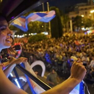 Irene Montero Instagram - Orgullo 2024 ✨🔥🏳️‍🌈🏳️‍⚧️💜

La fiesta de quienes no estaban invitadas a la fiesta. La lucha cotidiana para que todo el mundo pueda ser quien es, para que podamos ser felices. Una sociedad bonita y justa es una sociedad orgullosa. 

Por todo lo que nos queda por hacer. Porque no hemos ido demasiado lejos. Porque esto no ha hecho más que empezar. 

Porque no hay orgullo en el genocidio, la paz es nuestro Orgullo.

Con memoria, con Orgullo, con furia Trans. Para todas, todes y todos, TODO 💪🏼💜