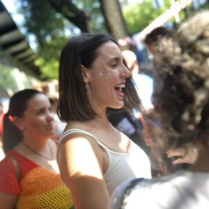 Irene Montero Instagram - Que viva el Orgullo LGTBI y que viva la Furia Trans! 🏳️‍🌈🏳️‍⚧️💜 

No hemos ido demasiado lejos, esto no ha hecho más que empezar. A luchar y celebrar con orgullo y visibilidad 🔥

La paz es nuestro orgullo, porque no hay orgullo en el genocidio ni en la escalada bélica. Porque la guerra nunca viene sola, viene con retrocesos en los derechos feministas y LGTBI