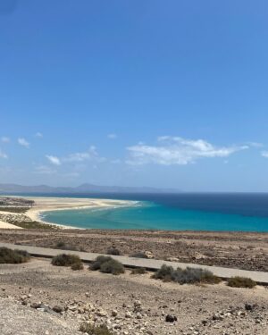 Irene Montero Instagram - Fuerteventura nos ha acogido estos días con sus playas y paisajes increíbles. Gracias 🥰

La isla del viento, isla de destierro para Durruti y Unamuno, y también usada como isla prisión durante el franquismo para presos políticos y personas trans y LGTBI perseguidas y condenadas a trabajos forzados en el campo de concentración de Tefía. “No había muros, no les hacía falta porque es un desierto y cualquiera se escapaba de allí” decía Antoni Ruiz, superviviente. Les forzaban a picar piedra y comían pan y agua. 

Unamuno decía que era una isla “hoy pobre, muy pobre, que puede enriquecerse si logra alumbrar agua; pero rica, riquísima en la nobleza de sus habitantes, los majoreros -que así se llaman- y en la maravilla de su clima”

Buenaventura Durruti pasó en Fuerteventura cuatro meses y medio de destierro en 1933 junto a Domingo Ascaso y el minero anarquista Manuel Prieto. Los majoreros que le conocieron, como Ramón Castañeyra, que también había sido anfitrión de Unamuno, decían que era un hombre que ayudaba a quien lo necesitara. Daba clases a los niños y personas mayores que quisieran aprender y se reunía con marineros y obreros para hablarles del sindicato y la importancia de organizarse. A su hermana Rosa le dijo por carta que había conocido a personas que le invitaban a su casa y le prestaban libros y que hasta que les conocieron, la gente de la isla estaba asustada porque les habían dicho que se comían niños crudos. La prensa, por ejemplo El País de entonces, decía de ellos que eran “hombresfiera, pistoleros […] una legión de forajidos, de indeseables, que España arroja de su seno por ser imposible su convivencia con el pueblo serio y honrado”. También le decía que cuando volviese a la península pediría explicaciones a los socialistas que habían votado a favor de su deportación.

Pues hemos estado juntas, felices, disfrutando de nuestra amistad, aprendiendo cosas nuevas y haciendo cosas bonitas. Ahora también juntas llegamos a septiembre para coger la ola completa, con todo lo que venga ❤️‍🔥💜
