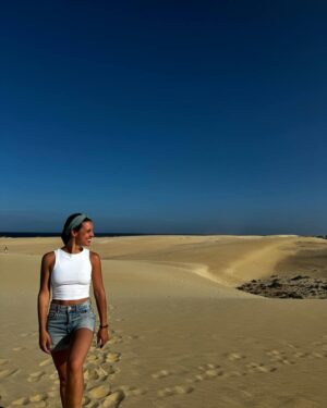 Irene Montero Instagram - Fuerteventura nos ha acogido estos días con sus playas y paisajes increíbles. Gracias 🥰

La isla del viento, isla de destierro para Durruti y Unamuno, y también usada como isla prisión durante el franquismo para presos políticos y personas trans y LGTBI perseguidas y condenadas a trabajos forzados en el campo de concentración de Tefía. “No había muros, no les hacía falta porque es un desierto y cualquiera se escapaba de allí” decía Antoni Ruiz, superviviente. Les forzaban a picar piedra y comían pan y agua. 

Unamuno decía que era una isla “hoy pobre, muy pobre, que puede enriquecerse si logra alumbrar agua; pero rica, riquísima en la nobleza de sus habitantes, los majoreros -que así se llaman- y en la maravilla de su clima”

Buenaventura Durruti pasó en Fuerteventura cuatro meses y medio de destierro en 1933 junto a Domingo Ascaso y el minero anarquista Manuel Prieto. Los majoreros que le conocieron, como Ramón Castañeyra, que también había sido anfitrión de Unamuno, decían que era un hombre que ayudaba a quien lo necesitara. Daba clases a los niños y personas mayores que quisieran aprender y se reunía con marineros y obreros para hablarles del sindicato y la importancia de organizarse. A su hermana Rosa le dijo por carta que había conocido a personas que le invitaban a su casa y le prestaban libros y que hasta que les conocieron, la gente de la isla estaba asustada porque les habían dicho que se comían niños crudos. La prensa, por ejemplo El País de entonces, decía de ellos que eran “hombresfiera, pistoleros […] una legión de forajidos, de indeseables, que España arroja de su seno por ser imposible su convivencia con el pueblo serio y honrado”. También le decía que cuando volviese a la península pediría explicaciones a los socialistas que habían votado a favor de su deportación.

Pues hemos estado juntas, felices, disfrutando de nuestra amistad, aprendiendo cosas nuevas y haciendo cosas bonitas. Ahora también juntas llegamos a septiembre para coger la ola completa, con todo lo que venga ❤️‍🔥💜