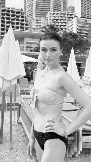 Irina Dvorovenko Instagram - ME IN 2024 VS MY MOM IN 1969!!!😱

Same spot under the same tree in Monaco...55 years later🩶