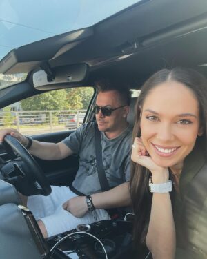 Irina Fodor Instagram - Gata, am fugit!🎊 Prima oprire: Cluj. Vizităm familia de la Mărgău, apoi mergem la Electric Castle și după…om mai vedea. Deocamdată, zâmbete până la urechi, muzică bună în mașină, entuziasm cât casa și, în sfârșit, relaxaaaare!😍
Și, pentru că tot avem un drum luung până la destinație, mă gândeam că nu ar fi rău să-mi fac și temele. Dar am nevoie de ajutor😅 Ce activități de zi pot face în Cluj(sau pe lângă) cu puștoaica de 13 ani din dotare? Muzee drăguțe, piscine, chestii interactive, grădină botanică, locuri de vizitat, orice credeți voi că s-ar potrivi.🙏🏻
