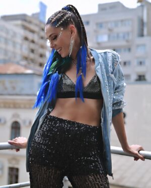 Irina Fodor Instagram - Nu știu cum așteptați voi vara asta, dar eu am o grămadă de planuri pentru următoarea perioadă.😍 
@biglittlefestival, eu sunt gata!😏
PS: …Și asta e doar prima ținută, mai am vreo două pregătite, vi le arăt și pe acelea cât ai clipi!😁

Transformări radicale by @jovskystudio >>Look rebel de festival🔥
Hair: @adrianperjovschi
Make-up: @andramanea
Styling: @eni.szanto 
Foto: @thestoryalist Dacian Foldi 
Proiect: @talentivity_
#transformariradicale #jovskystudio #festivallook