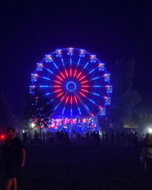 Irina Fodor Instagram - Electric Castle.🤩 În prima zi, am făcut vreo 15 mii de pași doar ca să mă acomodez cu locul, să văd toate scenele, să văd toate spoturile, locurile de luat masa și tot n-am reușit să descopăr tot. 😅
Este incredibil totul, muzică bună, atmosferă genială, oameni tare faini, copilul fericit, noi și mai și. 🥂💃🏻
Acum suntem din nou în drum spre festival, se anunță ceva furtuni din ce am văzut, dar poate scăpăm, cine știe?😅
@electriccastle