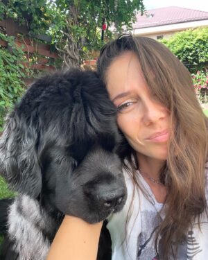 Irina Fodor Instagram - Aproape. Mai aproape. Și mai aproape, până ți se bagă de tot în suflet. Și nici că mai poți să o scoți.❤️ Luna mea.😍 
Swipe ⬅️➡️