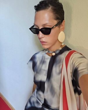 Irina Gorbacheva Instagram - Иногда смотрю на себя и говорю "ну что? И как ты называешь этот стиль?"
 ВЫПЕНДРЕЖ