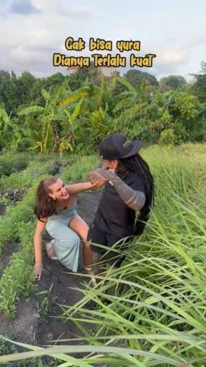 Irina Stroganova Instagram - Gak semudah itu yura 😭
.
.
.
📷 @abing_gawa 
#delluuyee #irisstroganova #djiris #bali #balilife #comedy #jokes #laugh