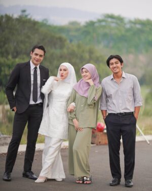 Irish Bella Instagram - Kalian tim apa? 
Nonton terus #Saleha tiap hari jam 18.20 ya! Di @sctv ♥️