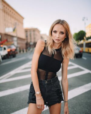 Iryna Soponaru Instagram - Коли зустрілись Ірина Сопонару та @ph.violetta і пішли на побачення з містом🌆 
Make by @aleksandrinovaya_makeup 
Top by @blazh.ua 
Photo by @ph.violetta 
#ногисопонару by @irinasoponaru