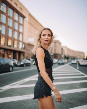 Iryna Soponaru Instagram - Коли зустрілись Ірина Сопонару та @ph.violetta і пішли на побачення з містом🌆 
Make by @aleksandrinovaya_makeup 
Top by @blazh.ua 
Photo by @ph.violetta 
#ногисопонару by @irinasoponaru