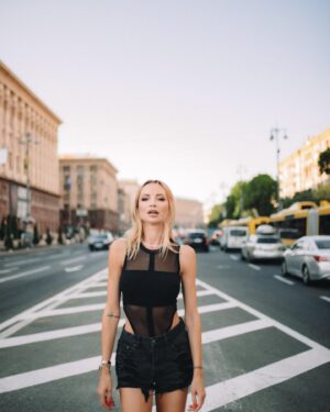 Iryna Soponaru Instagram - Коли зустрілись Ірина Сопонару та @ph.violetta і пішли на побачення з містом🌆 
Make by @aleksandrinovaya_makeup 
Top by @blazh.ua 
Photo by @ph.violetta 
#ногисопонару by @irinasoponaru