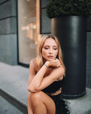 Iryna Soponaru Instagram - Жодна книжка не навчила мене тайм менеджменту, так як обленерго….🤪
#ногисопонару та @helenmarlengroup створені одне для одного)) 
Погоджуєтесь?😇
Photo by @ph.violetta 
Outfit by @marinazhuravel 
Make up by @aleksandrinovaya_makeup