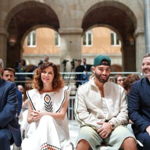 Isabel Díaz Ayuso Instagram - Ni miles de kilómetros de océano, ni varios siglos, ni los manipuladores conseguirán que dejemos de ser hermanos, amigos y compañeros.

600 millones unidos por el español y nuestra forma alegre y libre de vivir. 

#Hispanidad2024 @yotuel @manuelturizo