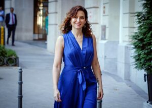 Isabel Díaz Ayuso Instagram - Yendo a trabajar, tan contenta por las calles de #Madrid.