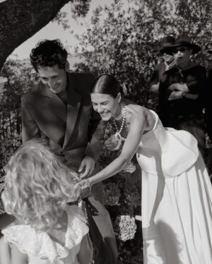 Isabela Valadeiro Instagram - Nunca sonhei com  casamento, sempre fui uma romântica mas nunca imaginei tal coisa… até ao dia.
Casar para mim tinha que ser casa, tinha que ter origens e significado. Tinha que ter verdade.
Descobri que o casamento por si, não é “só” o compromisso entre duas pessoas, mas a celebração da vida com todos os que se importam e nos importam. E assim foi, e assim é. 
O nosso casamento é feito de Alentejo, de contrastes, da alegria e da calma, do calor e do tempo ameno, dos campos louros e dos verdejantes.
Alentejo é saudade e nostalgia, honestidade e alegria. Eu sou parte disto. Não sou uma coisa só. Não somos uma coisa só. 
O nosso casamento foi, Alentejo - onde tudo cabe.
Obrigada família e amigos, o melhor da vida.
Obrigada à @clarinsportugal pela make up  resistente a rios de choro! ♥️

Fotos @__lucasfonseca
Make up and Hair @tomperdigao