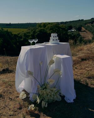 Isabela Valadeiro Instagram - 20-07-2024 Our Day.
Alentejo.
Cante.
Lua cheia.
Amor. ❤️‍🔥

Local @mainovaalentejo 
Wedding Planner @amor_e_lima 
Jóias Noiva e Alianças @tavares_1922 
Jóia Noivo @mateonewyork 
Make Up & Hair @tomperdigao 
Produtos @clarinsportugal 
Dress @nunoabrantes_atelier 
Styling @joaopombeiro 
Catering @casa.do.marques 
Bolo @brigadeirandolx 
Cante @casadasartesarraiolos 
Fotos @__lucasfonseca