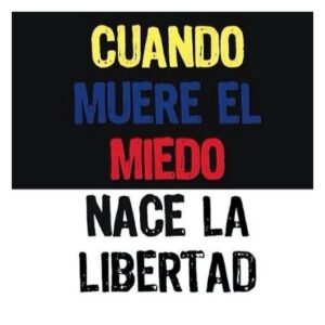Isabella Santodomingo Instagram - Para los que aún dudan que Venezuela ya no quiere más dictadura, aquí les dejo otra tanda de imágenes para que las compartan o para que les den ánimo en un día tan crucial para la democracia como lo es hoy. El video de las lanchas muestra a hordas de Venezolanos llegando a su país a votar a pesar de que cerraron la frontera. También añadí una foto de @mariacorinamachado recorriendo las calles de su país. Hoy lo hizo en moto,  para animar a la gente que hace fila para votar desde anoche. Qué bonito es cuando un país deja a un lado la indiferencia y las diferencias políticas para unirse en torno a una meta en común: libertad y democracia!  Sigamos apoyando para que recuperen su país. Para que Venezuela vuelva a ser la misma nación próspera de antes. Para que los 8 millones de Venezolanos que hoy viven separados de sus familias, puedan volver a casa. Para que en un país que tiene la 2nda reserva más grande de petróleo en el mundo, la mayoría de sus habitantes no sigan viviendo en extrema pobreza. Y, para los que entran a este espacio a atacar, o insultar, piensen por un sólo segundo ¿qué es lo que están defendiendo? La dictadura en otro país? Acaso es lo mismo que quieren aquí? Por qué les molestamos tanto que apoyemos a quienes claman por su libertad? Por qué se sienten ofendidos cuando salimos en defensa de la democracia? O, peor aún, para qué pierden su tiempo insultando a quienes no nos interesa si son de un bando o de otro, nada de lo que digan nos va a hacer cambiar de opinión — menos aún con ofensas — porque apoyar hoy a Venezuela no es una cuestión política sino una de empatía y humanidad. Feliz tarde para todos y a rezar mucho para que hoy Venezuela inicie su camino firme hacia la libertad. 
••
#venezuelalibre #venezuela #mariacorinamachado #democracia #libertad @iwfcolombia
