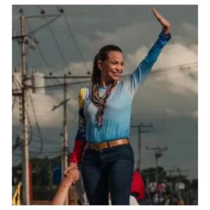 Isabella Santodomingo Instagram - Para los que aún dudan que Venezuela ya no quiere más dictadura, aquí les dejo otra tanda de imágenes para que las compartan o para que les den ánimo en un día tan crucial para la democracia como lo es hoy. El video de las lanchas muestra a hordas de Venezolanos llegando a su país a votar a pesar de que cerraron la frontera. También añadí una foto de @mariacorinamachado recorriendo las calles de su país. Hoy lo hizo en moto,  para animar a la gente que hace fila para votar desde anoche. Qué bonito es cuando un país deja a un lado la indiferencia y las diferencias políticas para unirse en torno a una meta en común: libertad y democracia!  Sigamos apoyando para que recuperen su país. Para que Venezuela vuelva a ser la misma nación próspera de antes. Para que los 8 millones de Venezolanos que hoy viven separados de sus familias, puedan volver a casa. Para que en un país que tiene la 2nda reserva más grande de petróleo en el mundo, la mayoría de sus habitantes no sigan viviendo en extrema pobreza. Y, para los que entran a este espacio a atacar, o insultar, piensen por un sólo segundo ¿qué es lo que están defendiendo? La dictadura en otro país? Acaso es lo mismo que quieren aquí? Por qué les molestamos tanto que apoyemos a quienes claman por su libertad? Por qué se sienten ofendidos cuando salimos en defensa de la democracia? O, peor aún, para qué pierden su tiempo insultando a quienes no nos interesa si son de un bando o de otro, nada de lo que digan nos va a hacer cambiar de opinión — menos aún con ofensas — porque apoyar hoy a Venezuela no es una cuestión política sino una de empatía y humanidad. Feliz tarde para todos y a rezar mucho para que hoy Venezuela inicie su camino firme hacia la libertad. 
••
#venezuelalibre #venezuela #mariacorinamachado #democracia #libertad @iwfcolombia