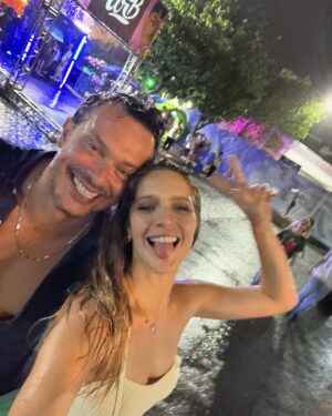 Isabella Santoni Instagram - Hoje é o dia do grande amor da minha vida! Dia que Deus colocou no mundo minha chama gêmea. ❤️‍🔥 E ela não veio de um jeito comum… Veio me desafiando, me revirando, me convidando a viver o amor com entrega, colocando luz em todas as minhas feridas e me mostrando que é possível amar se mostrando inteiramente ao outro. Quero te agradecer por ter me achado e por ser esse homem tão intenso! O homem com a maior coragem que eu já vi, com honra, palavra, com uma compreensão da vida tão profunda e tão densa que me ensina todo dia um pouco mais sobre a existência. Você é indescritível! Só convivendo pra ter noção da potência que você é. Te amo e te admiro! Da sua mulher, sua parceira de vida, sua melhor amiga. @henriqueblecher