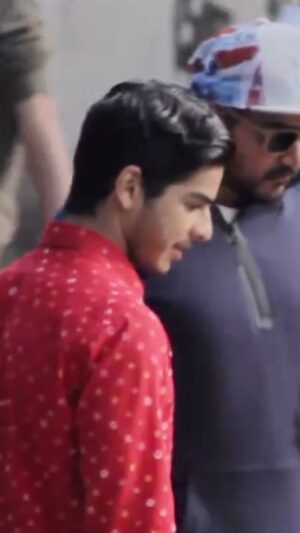 Ishaan Khattar Instagram - 6 years of #धड़क 🫶🏼 a very special film with wonderful people. Aaj ke din sabse badhkar aap sabhi ko dher saara pyaar jinhone humari film ko aaj tak apne dilon mein zinda rakha hai, thank you for your love!!

P.S: unseen BTS of our director @shashankkhaitan ripping it on the zingaat hook step 😉