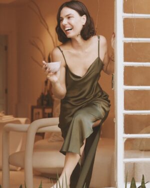 Isis Valverde Instagram - O que vocês acharam dessa camisola da @valisere? 

Eu amei! (tanto que vou usar como vestido)

Aproveita que a partir de amanhã (17/07) o site vai estar com TODOS os pijamas e camisolas com 20% OFF!

@valisere #grwisis #publi