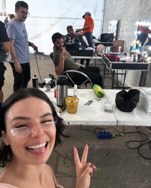 Isis Valverde Instagram - E mais um 🎬 chega ao fim! 
Divido com vcs essa paixão infantil.
Durante minha jornada me perdi de mim algumas vezes, deixei minha vida correr solta sem rédea durante minha cavalgada visitando outras almas, tropecei em minhas dores, me engasguei com palavras não ditas. Hoje sei, que não viveria sem a possibilidade de contar outras histórias, uma outra realidade que não fosse essa a que estou fadada a viver até o fim. Sou tantas, tenho tantas, amo tanto a vida que não me contento penas com uma. Viva o cinema, viva a arte de se permitir, viva o teatro, a tela, viva o ator🍀 que sorte a minha ❤️