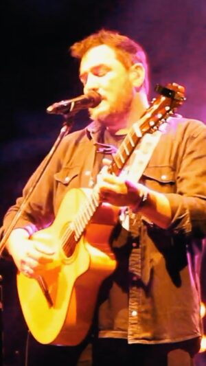 Ismael Serrano Instagram - Recuerdos de una hermosa gira por Argentina, guitarra al hombro. Esto fue en Santa Fe. Me dio por torcerle el brazo al algoritmo con una versión inesperada.