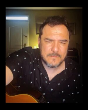 Ismael Serrano Instagram - Te doy una canción. Cuántas veces habré cantado esta canción. Y qué bien hace recordarla.