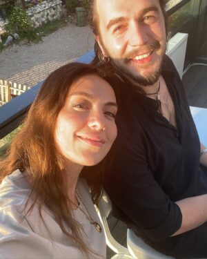 İsmail Ege Şaşmaz Instagram - Seninle her an çok güzel,
Seninle yaşayacağımız daha nice güzel anlara!
Hayatıma en değerlimizi kızımızı kattığın için teşekkür ederim !
Doğum günün kutlu olsun Yol arkadaşım.. @unalhande 🤍