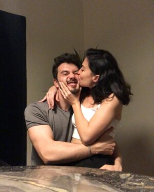İsmail Ege Şaşmaz Instagram - Seninle her an çok güzel,
Seninle yaşayacağımız daha nice güzel anlara!
Hayatıma en değerlimizi kızımızı kattığın için teşekkür ederim !
Doğum günün kutlu olsun Yol arkadaşım.. @unalhande 🤍