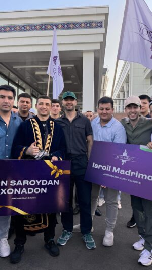 Israil Madrimov Instagram - 🥊 🇺🇿 Jamoamiz yangi aʼzosi- bokschi Isroil Madrimov

70 kg vazn toifasida isteʼdodli bokschi - Jahon chempioni, Osiyo chempioni, Osiyo oʻyinlari gʻolibi - Isroil Madrimovni kelajakdagi janglariga ruhlantirish maqsadida Xon Saroydan —  xonadon taqdim qildik!🏡 

Bizning Isroil Madrimovga boʻlgan ishonchimiz kuchli va u albatta oʻzining yuksak mahorati va jasorati bilan yangi gʻalabalarga erishadi! 💪

#IsroilMadrimov #Chempionat #Xonsaroy #SportchilarniRagʻbatlantirish #Oʻzbekiston #Gʻalaba #VatanFarzandi