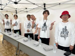 Issa Hentona Instagram - Gooood Mooorning DPC & WORLD ☀️

昨日のイオンレイクタウンkazeのリリースイベントも盛り上がりましたな〜😁

「Pump It Up! feat. TAKUMA THE GREAT」リリースイベント５日目はラゾーナ川崎プラザ✨

今日は屋外なので朝早くから並んでもらえてるDPCもこれから会場に向かうDPCも熱中症や体調不良に気を付けて水分補給を忘れずに🤲

今日まで５人 TAKUMAでお届け🔥

U-YEAHの分も気持ちを１つにして皆んなで楽しもう😁

１部 13:00
２部 16:00

んじゃオレ達のリリースイベントで待ってるぜ👍

#dapump 
#takumathegreat 
#pumpitup 
#パンピラ 
#jdsfブレイキンアンセムソング 
#オレ達のリリースイベント