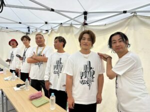 Issa Hentona Instagram - Gooood Mooorning DPC & WORLD ☀️

台風からの良過ぎる天気だなこりゃ😂

「Pump It Up! feat. TAKUMA THE GREAT」リリースイベント６日目のラストはイオンモール幕張新都心✨

今日も屋外なので朝早くから並んでもらえてるDPCもこれから会場に向かうDPCも熱中症や体調不良に気を付けて水分補給を忘れずに🤲

今日から６人 TAKUMAでお届け🔥

ライブは9/5に振替公演だけど今日は今日で楽しもうぜ😁

１部 13:00
２部 16:00

んじゃオレ達のリリースイベントで待ってるぜ👍

#dapump 
#takumathegreat 
#pumpitup 
#パンピラ 
#jdsfブレイキンアンセムソング 
#オレ達のリリースイベント