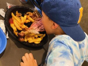 Italia Ricci Instagram - Last time we were here, little man hadn’t seen Harry Potter, Jurassic World, or played much Mario Kart… this time there was a different level of appreciation… nothing compared to eating a Raptor leg though. 
Also remember to check out the Studio Tour like little Robbie, in 12-D.

Thank you @unistudios for having us! 🙌🏼