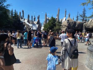 Italia Ricci Instagram - Last time we were here, little man hadn’t seen Harry Potter, Jurassic World, or played much Mario Kart… this time there was a different level of appreciation… nothing compared to eating a Raptor leg though. 
Also remember to check out the Studio Tour like little Robbie, in 12-D.

Thank you @unistudios for having us! 🙌🏼