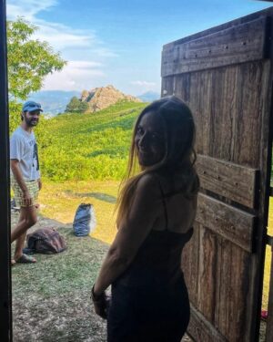 Itziar Ituño Instagram - "O céu sempre esta aqui, viu?
nesta canção
na aldeia e na cidade
na selva e no sertão
Ponta da Baleia
diz
canta nova amiga
con estrelas e raiz.

Todos somos filhos, viu?
todo e circular
chuva, vida e morte
o tempo e o ar
o planeta inteiro
diz
canta nova amiga
con estrelas e raiz."

Sara-ko borda batean...
Maite maite zaituztet!
Esker mila, Jamixel, hau oparia 🌟

#irati #iratifilm 
@iratifilm 

@elenauriz 
@esagardoy 
@kepaer 
@nerth 
@paulurkijoalijo 
@iaranbarri 
@jamixel.bereau