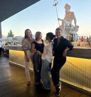 Iva Domingues Instagram - O jantar da praxe . 
Todos os anos . 
Mães e filhas ♥️♥️♥️♥️
Obrigada por seres sempre casa @olivierrestaurants !

@olivierdacosta.oficial @acosta_byolivier 
 #seafood #àcostabyolivier #lisbonrestaurants