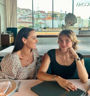 Iva Domingues Instagram - O jantar da praxe . 
Todos os anos . 
Mães e filhas ♥️♥️♥️♥️
Obrigada por seres sempre casa @olivierrestaurants !

@olivierdacosta.oficial @acosta_byolivier 
 #seafood #àcostabyolivier #lisbonrestaurants