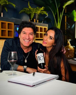 Iván Zamorano Instagram - Reencuentro con nuestra cupido 🏹 Que lindo fue vernos después de tanto tiempo

PRONTO saldrá SIN EDITAR 🔥 En el canal de youtube de @pamefieradiaz ⚡️ 

Revelando secretos 🤫 NO SE LO PUEDEN PERDER 💣

Disfrutando en @cookup_miami 🍝