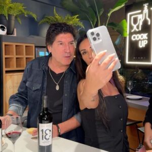 Iván Zamorano Instagram - Reencuentro con nuestra cupido 🏹 Que lindo fue vernos después de tanto tiempo

PRONTO saldrá SIN EDITAR 🔥 En el canal de youtube de @pamefieradiaz ⚡️ 

Revelando secretos 🤫 NO SE LO PUEDEN PERDER 💣

Disfrutando en @cookup_miami 🍝