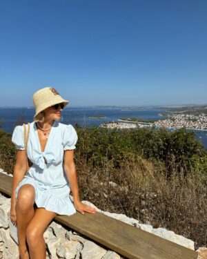 Ivana Surovcová Instagram - Socha Panny Márie Loretánskej🫶🏻
Nádherne 17,5 m dielo sa nachadza na kopci Gaj. Z pútnického miesta je vidiet aj oba polostrovy v Primoštene.

#croatia #visitcroatia #primosten #kipgospeodloreta