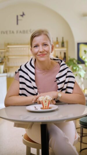 Iveta Fabešová Instagram - Nakoukněte za oponu toho, jak vznikl dezert Popcorn 🍿

Kamera, klapka, jedeme 🎬 vychutnejte si u nás ve Werichově vile křupavou vrstvu z bílé čokolády naplněnou křupavou drobenkou, cremeux z mučenky a šlehanou ganache z popcornu. 🩵
