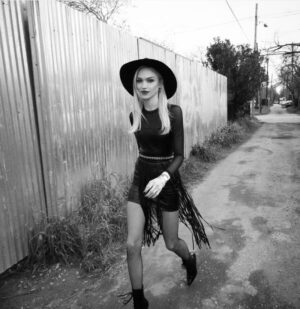 Ivy Levan Instagram - You can go your own way 🎉🤘🏼✌🏼 (right before my set) sweating my balls off in faux leather. Anything for my babies. Dame coming in hawt.